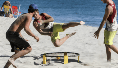 Pourquoi ces petits filets envahissent les plages de Barcelone