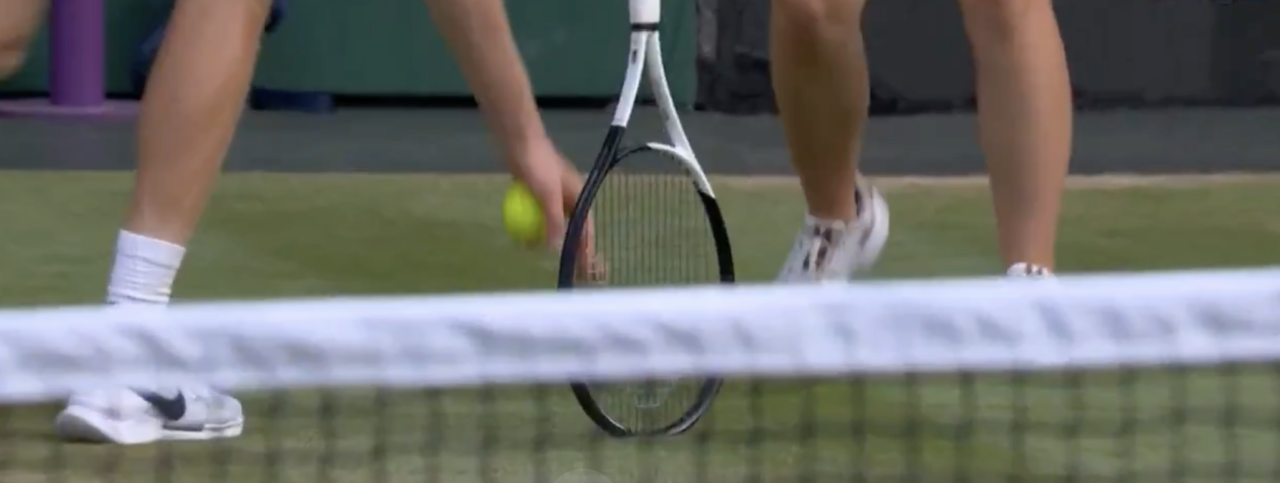 Wimbledon > L'arbitre au public pendant la finale entre Alcaraz et Sinner : "Merci de ne pas ouvrir des bouteilles de champagne pendant que les joueurs jouent"