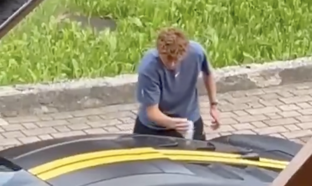 Insolite, Vidéos > Jannik Sinner aime beaucoup trop sa Ferrari