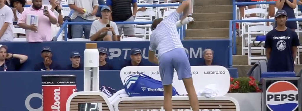 Vidéos, ATP - Washington > La grosse colère de Medvedev après sa défaite contre Moutet
