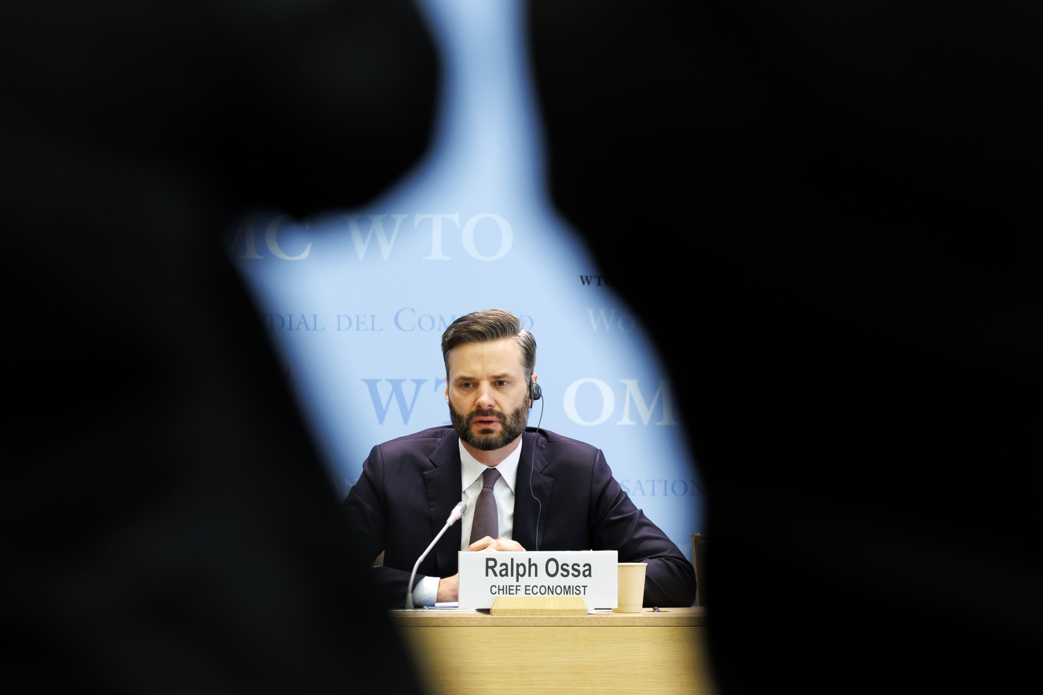 Ralph Ossa, économiste en chef de l’OMC, parle des perspectives et statistiques commerciales mondiales lors d’une conférence de presse à Genève.