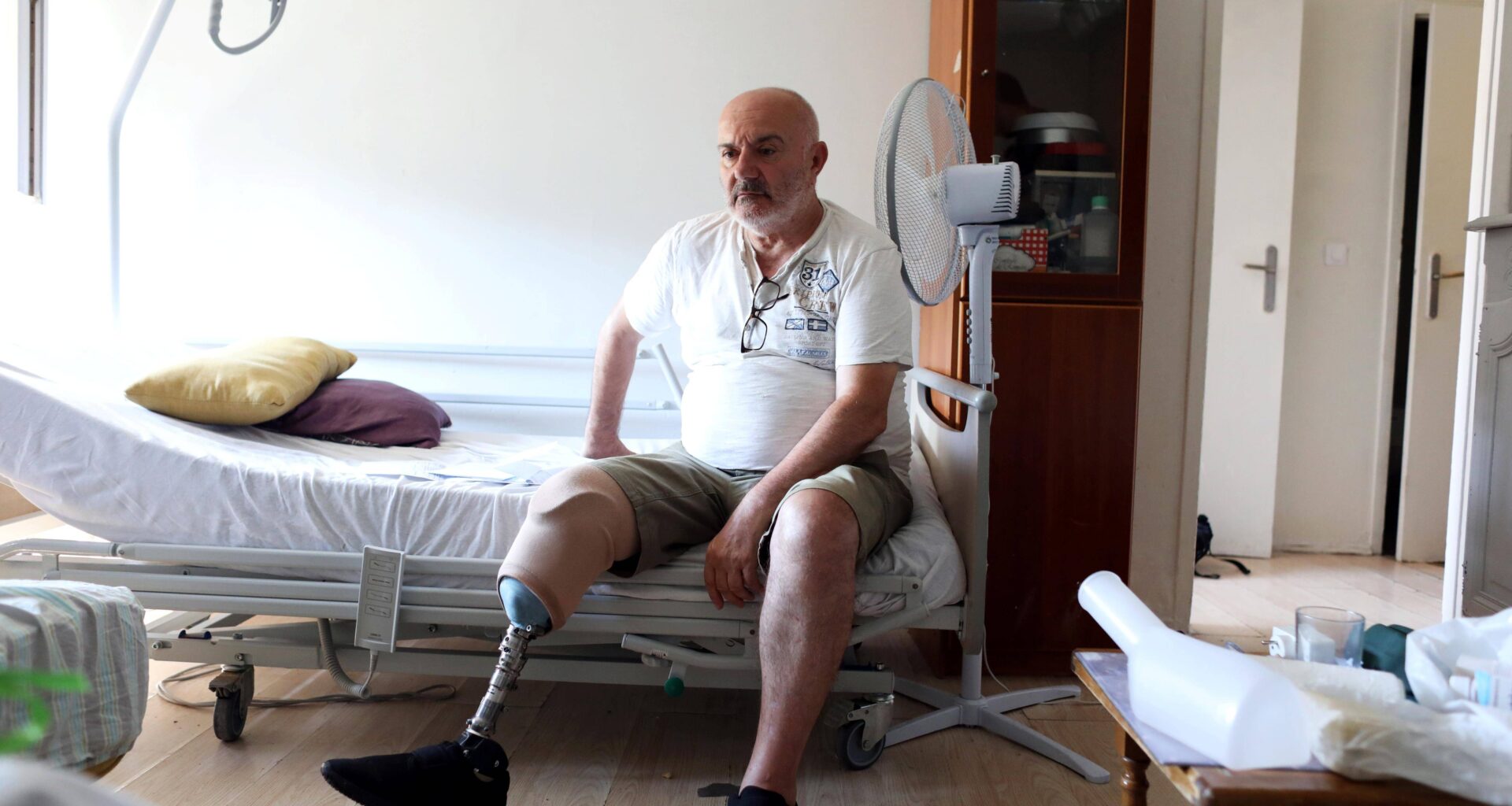 "Une fois devenu handicapé, plus rien n’est adapté": un an et demi après son accident à Nice, ce papy trafic peine à trouver un logement viable