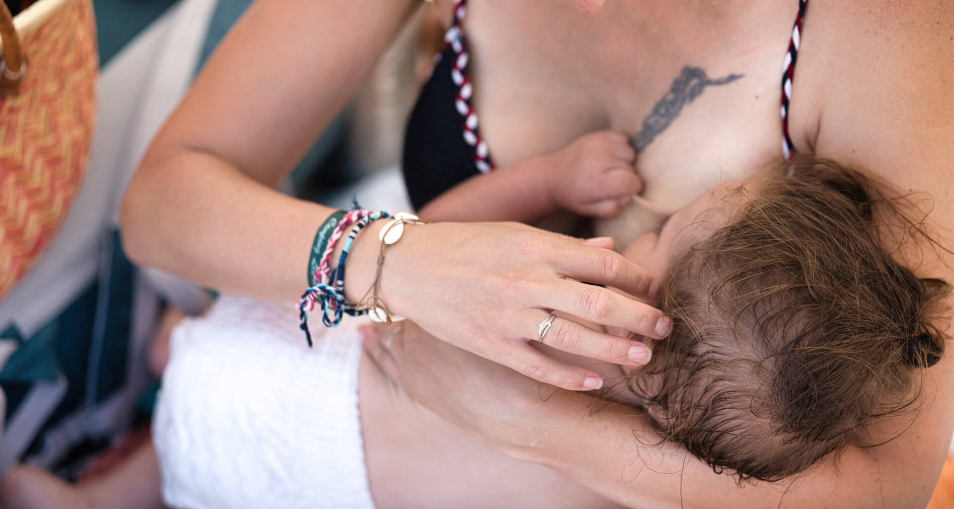 "On nous a dit que le topless était interdit": une maman a-t-elle été priée de se cacher pour allaiter à la piscine près de Nice?