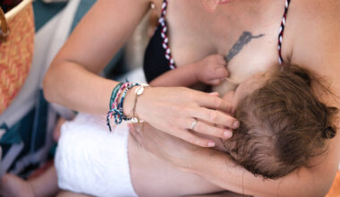 "On nous a dit que le topless était interdit": une maman a-t-elle été priée de se cacher pour allaiter à la piscine près de Nice?