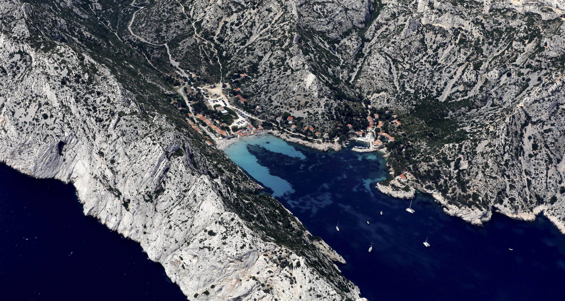 "Un signal donné aux armateurs et aux capitaines": le propriétaire d'un catamaran condamné pour destruction de posidonie dans les calanques de Marseille