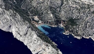 "Un signal donné aux armateurs et aux capitaines": le propriétaire d'un catamaran condamné pour destruction de posidonie dans les calanques de Marseille