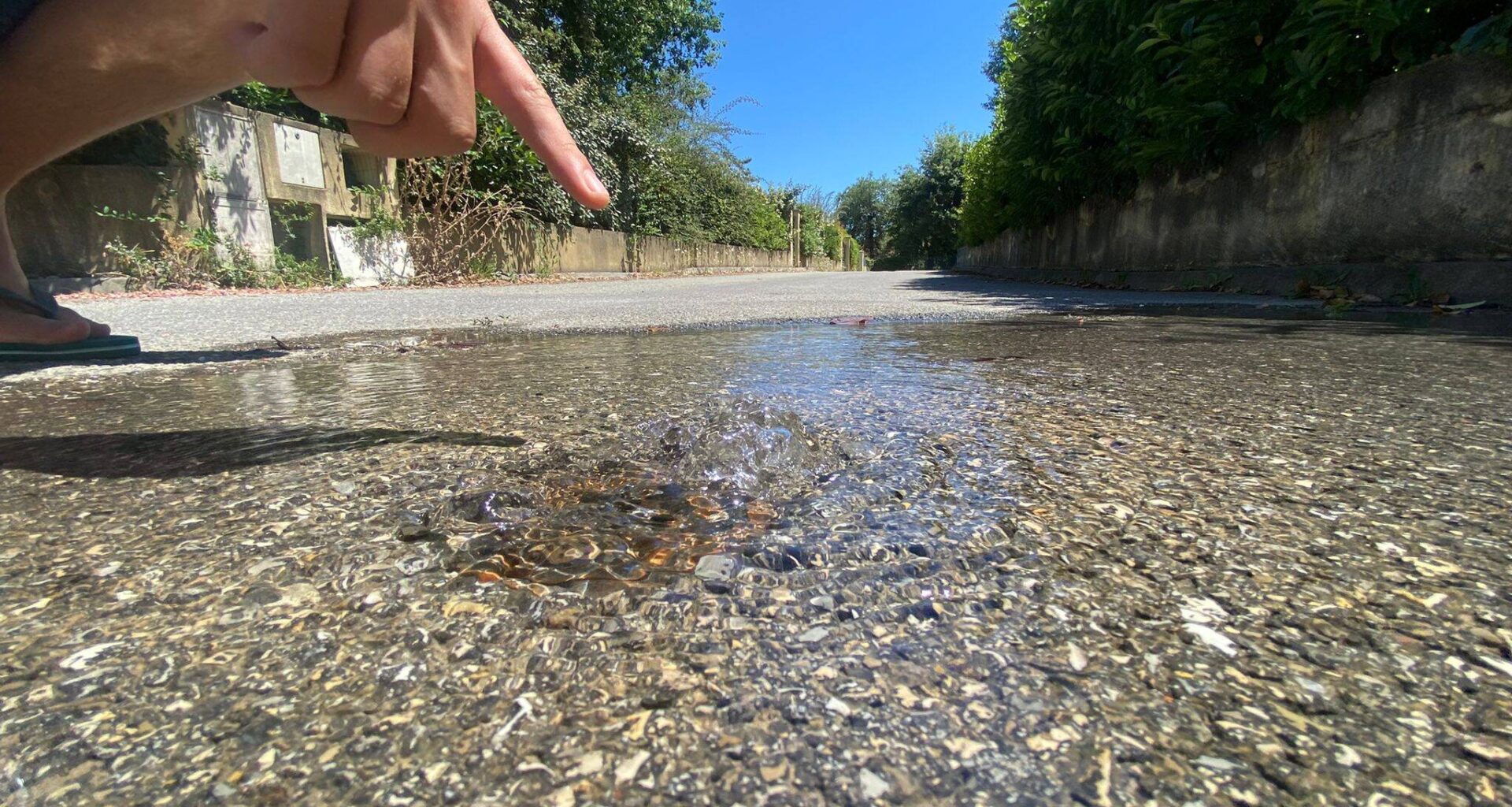 Plus d'un mois que la fuite d'eau se répand dans ce lotissement: les copropriétaires et la régie Eau Azur se renvoient la responsabilité