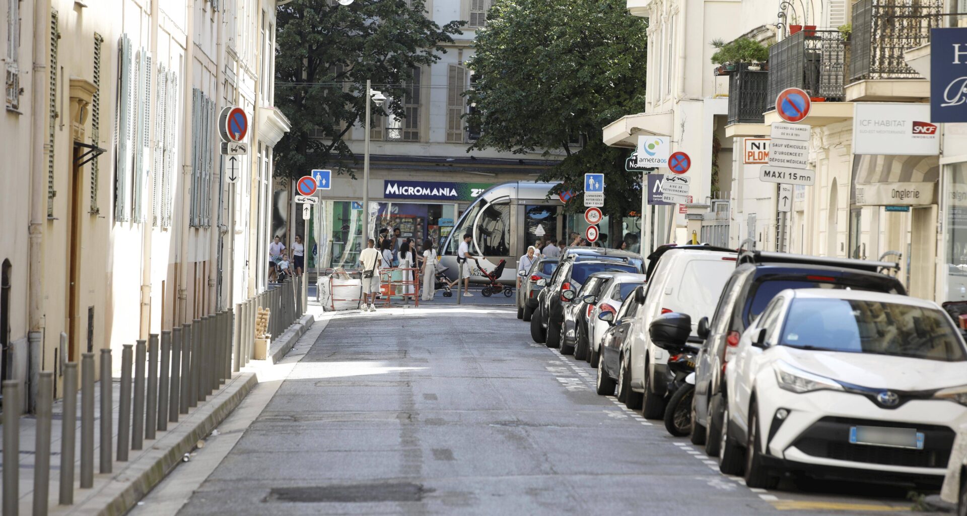 Pour chasser les toxicomanes, le maire de Nice décide de… fermer une rue et de contrôler les riverains