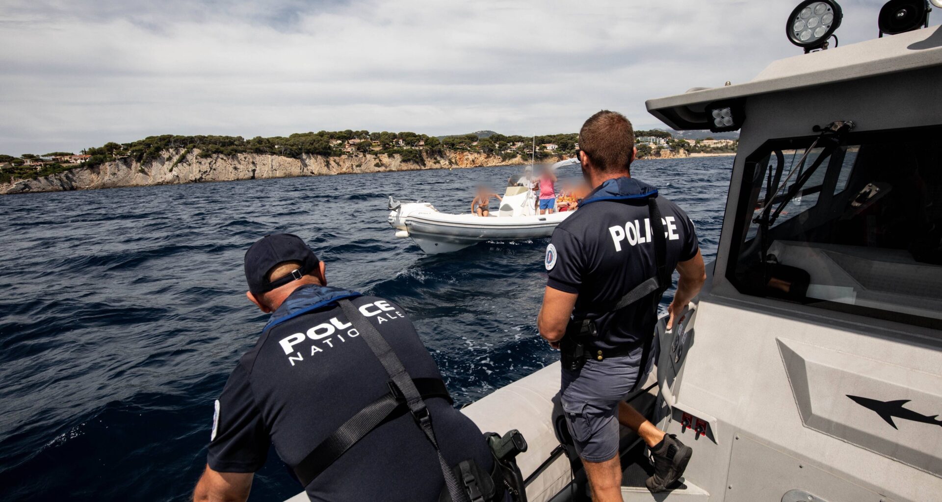 "Coupez le moteur, s’il vous plaît": ils traquent les infractions en mer