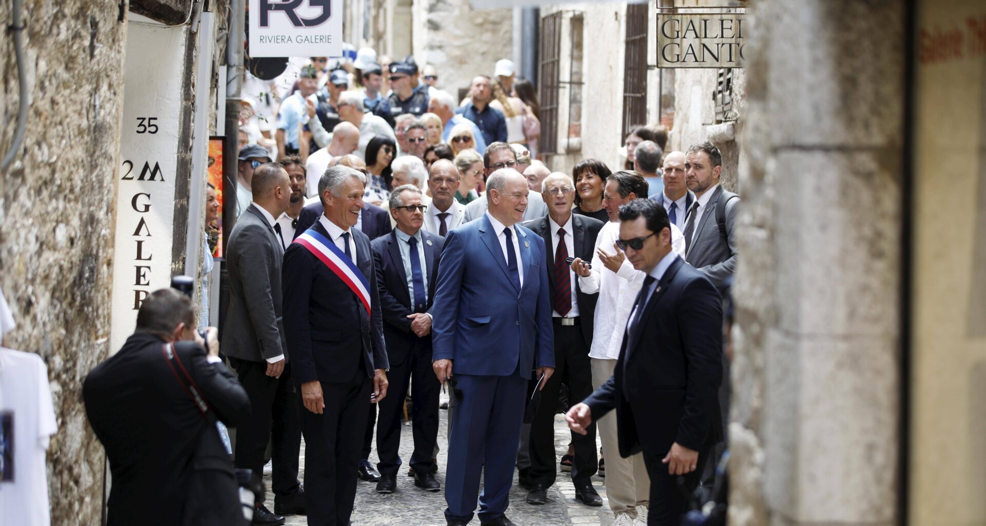 Ce mardi, le prince Albert II a retracé le parcours de Grace Kelly en 1955 dans les rues de Saint-Paul-de-Vence