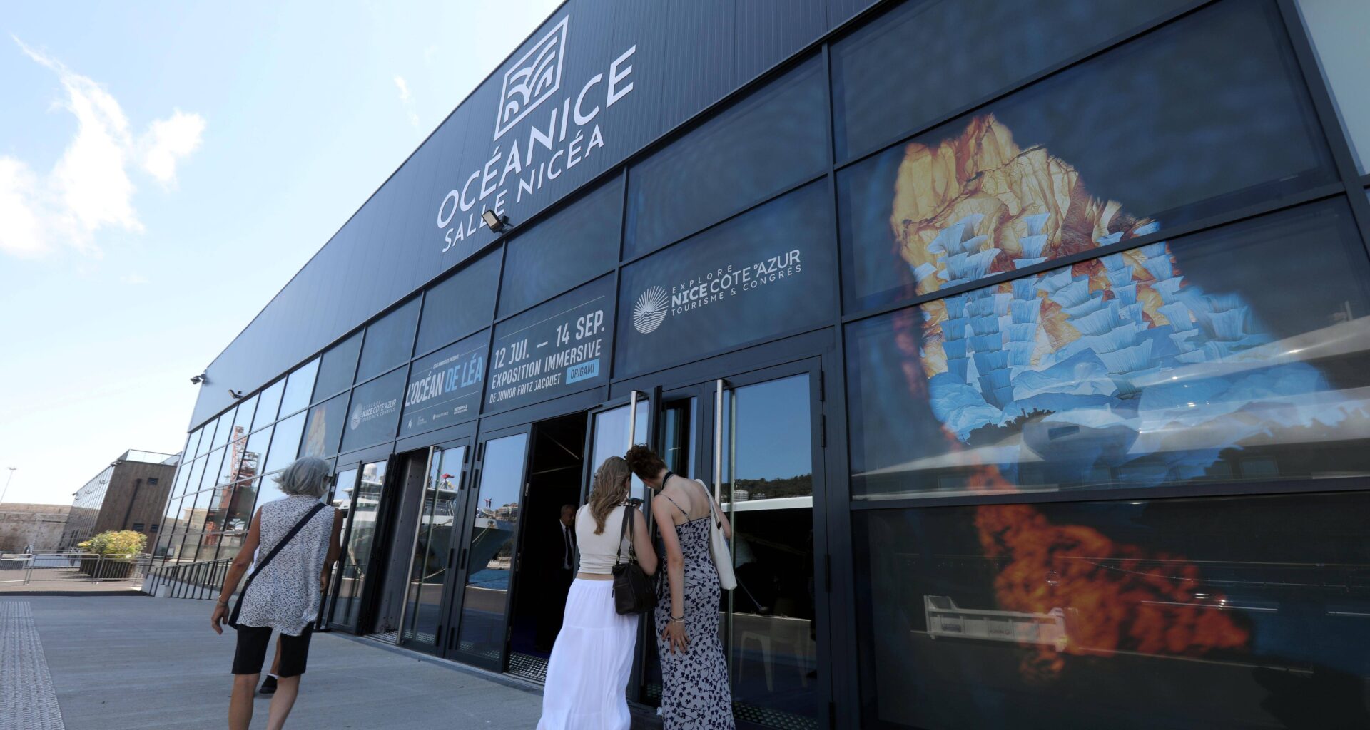 "Ça a dû demander du travail": les habitants découvrent OcéaNice, le nouveau palais des congrès sur le port de Nice