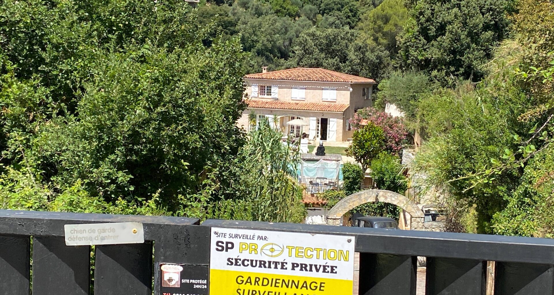Cette villa accueille des soirées dans un quartier résidentiel de Nice, les voisins sont excédés