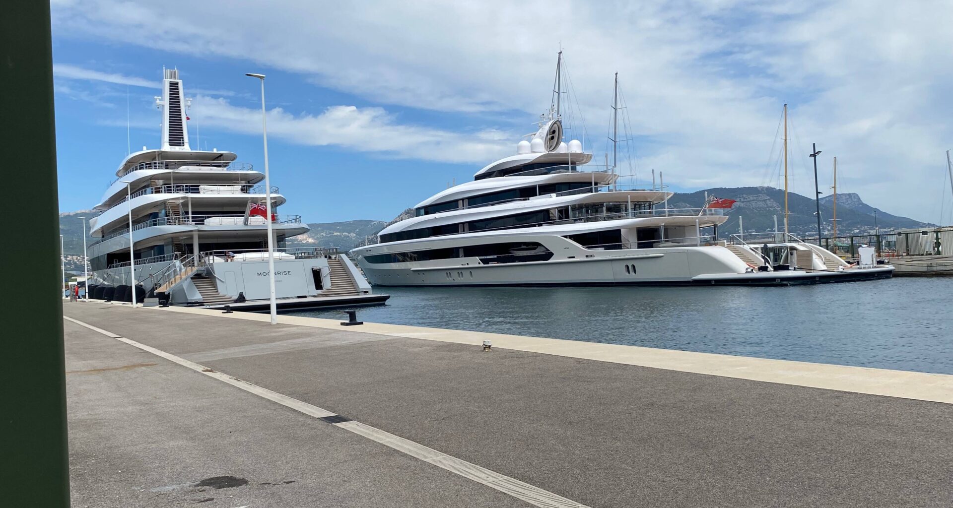 Voici à qui appartiennent ces deux méga-yachts de milliardaire amarrés près du casino de La Seyne