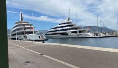 Voici à qui appartiennent ces deux méga-yachts de milliardaire amarrés près du casino de La Seyne