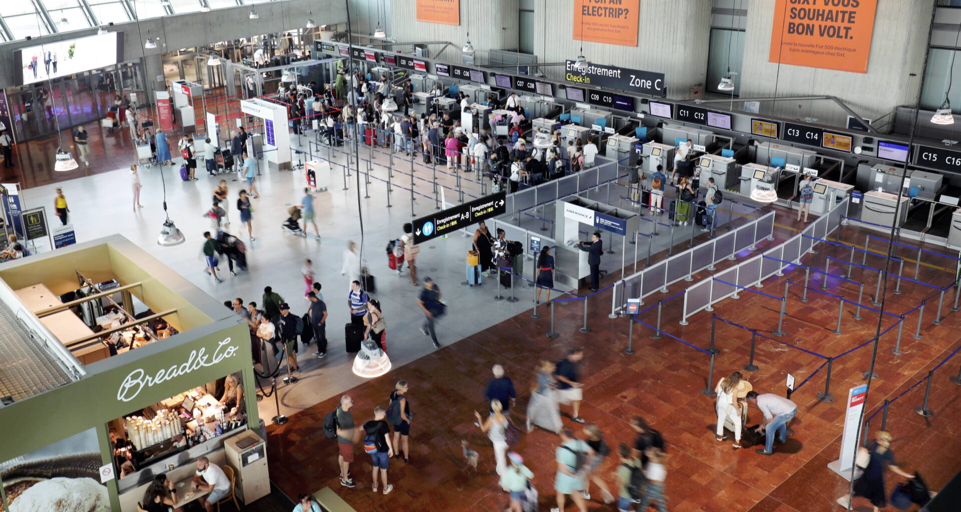 "Un énorme bazar", du retard, des annulations: grosse galère pour 2.000 passagers ce lundi soir à l’aéroport de Nice