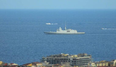 C’était quoi ce bateau de combat vu au large de la Prom’ à Nice?