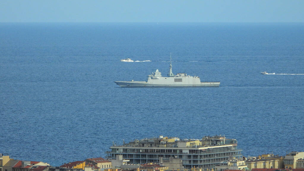 C’était quoi ce bateau de combat vu au large de la Prom’ à Nice?