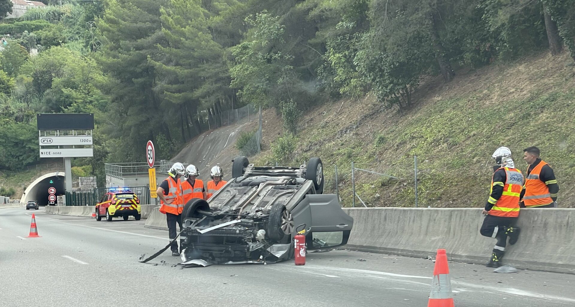 Une voiture se retrouve sur le toit sur l’A8, son jeune conducteur se serait assoupi
