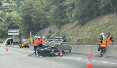 Une voiture se retrouve sur le toit sur l’A8, son jeune conducteur se serait assoupi