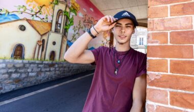 "Avant même d’avoir le bac, j’avais monté ma micro-entreprise!": avec ses fresques, le Varois Arnaud, alias Isayka, colore le monde