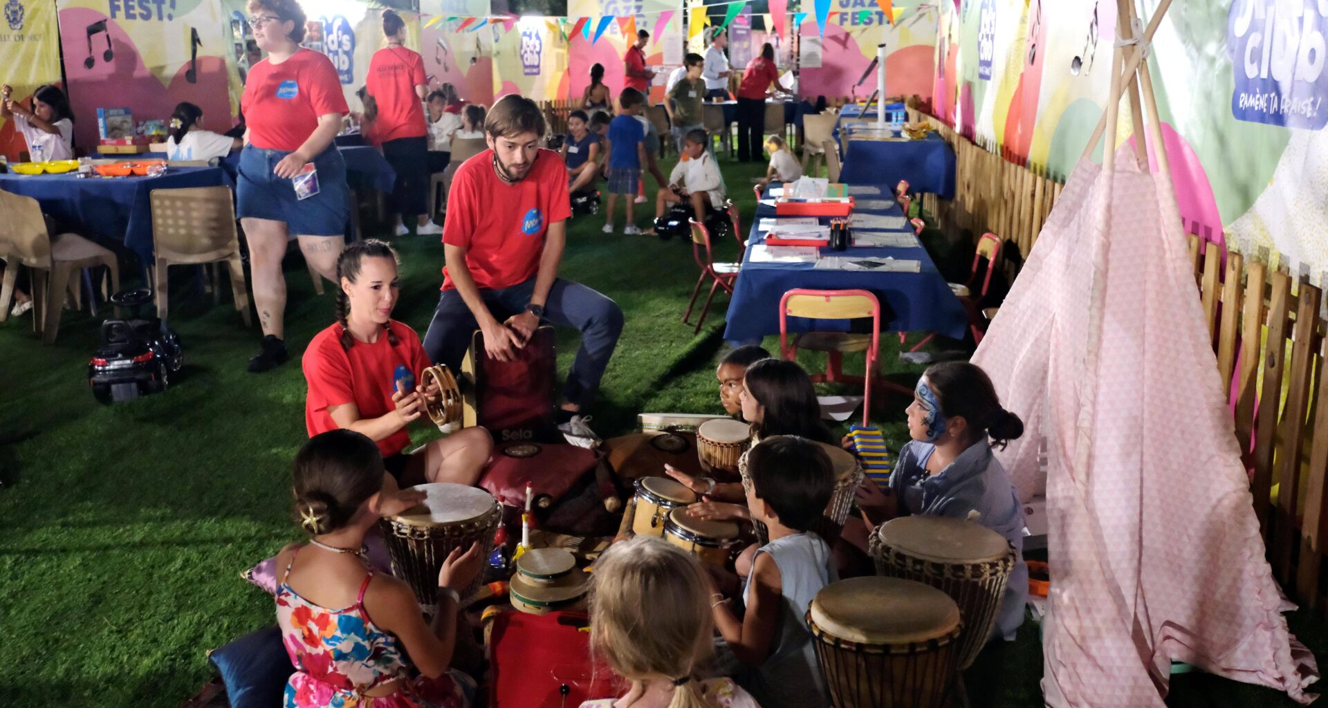 Les bambins à la garderie du Kids Club pendant que les parents profitent des concerts du Nice Jazz Fest