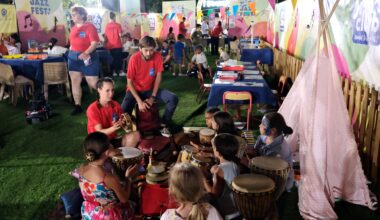 Les bambins à la garderie du Kids Club pendant que les parents profitent des concerts du Nice Jazz Fest