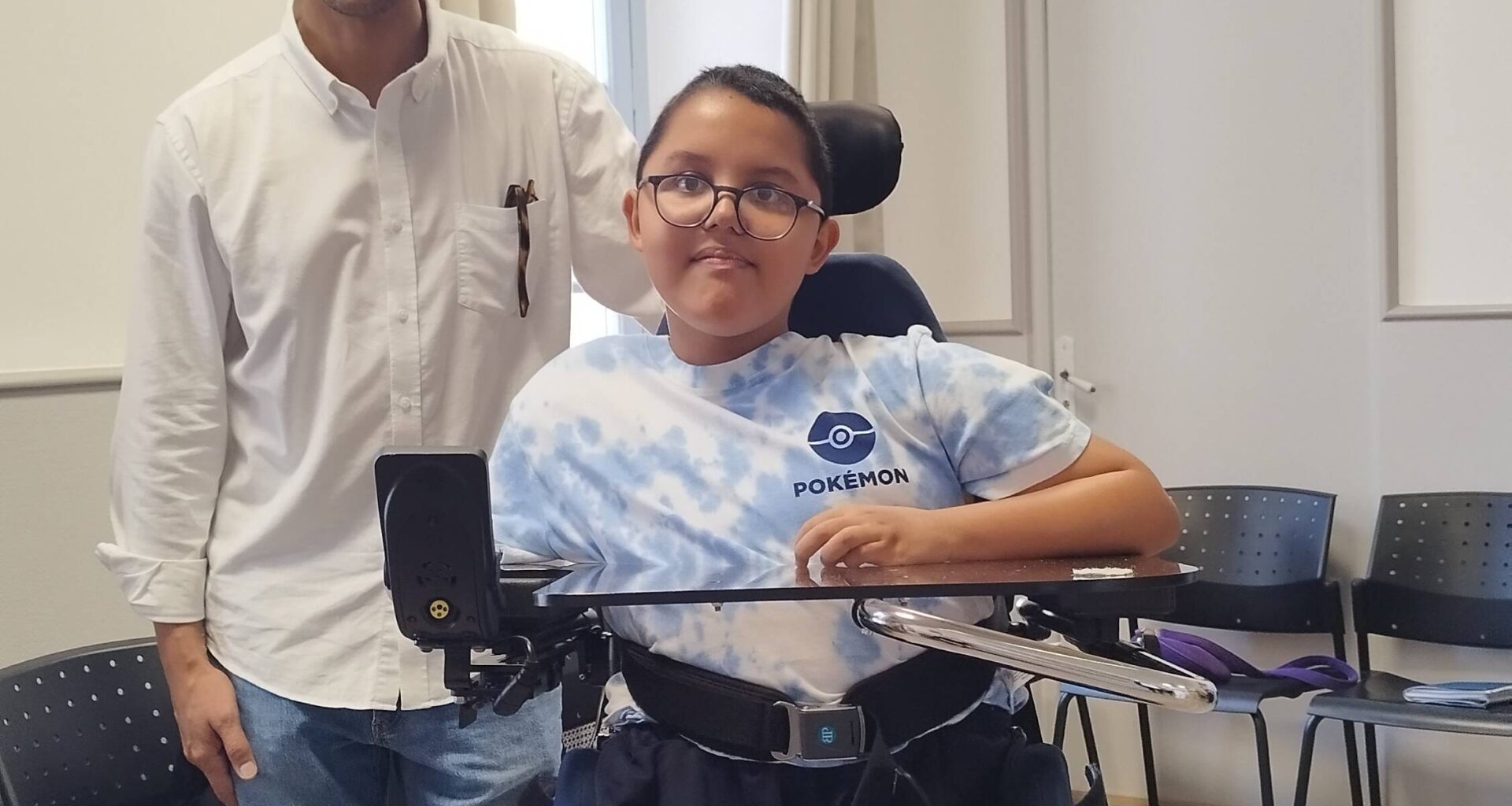 À Cagnes-sur-Mer, la mairie et des associations offrent un fauteuil roulant à Souleyman, âgé de onze ans
