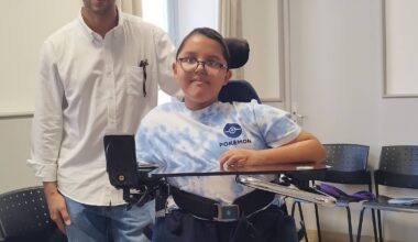 À Cagnes-sur-Mer, la mairie et des associations offrent un fauteuil roulant à Souleyman, âgé de onze ans