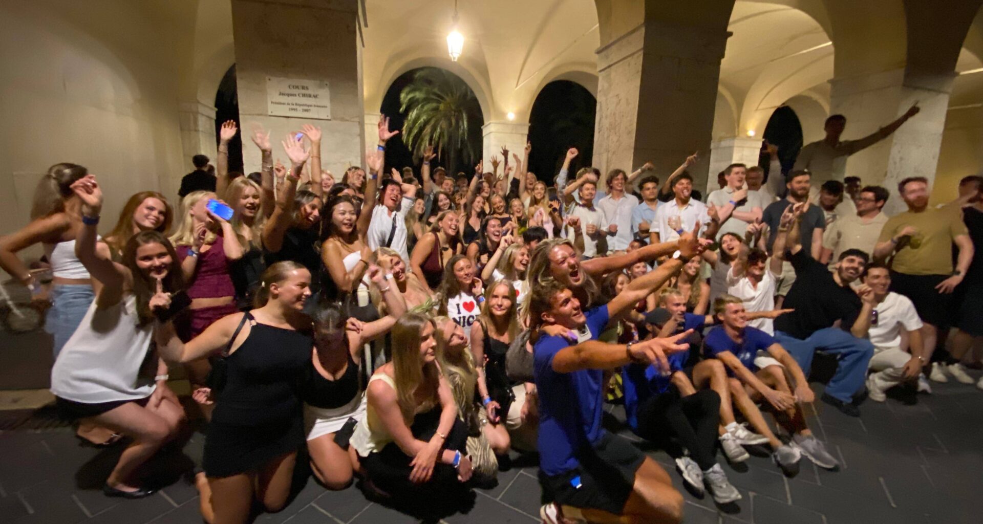 C'est quoi le Bar Crawl, ce phénomène qui rassemble les touristes dans le Vieux Nice cet été?