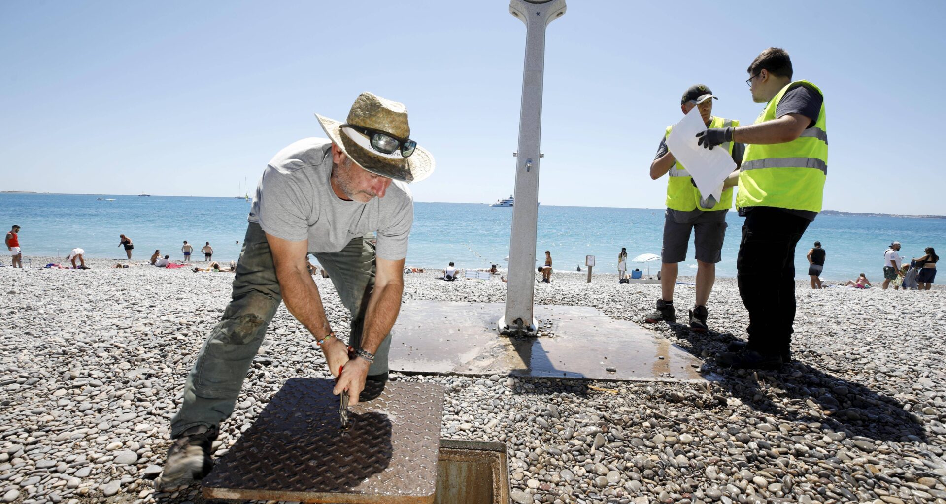 "Nous resterons "salés" toute l’après-midi au boulot": cette ville de la Côte d'Azur coupe les douches de ses plages contre la sécheresse