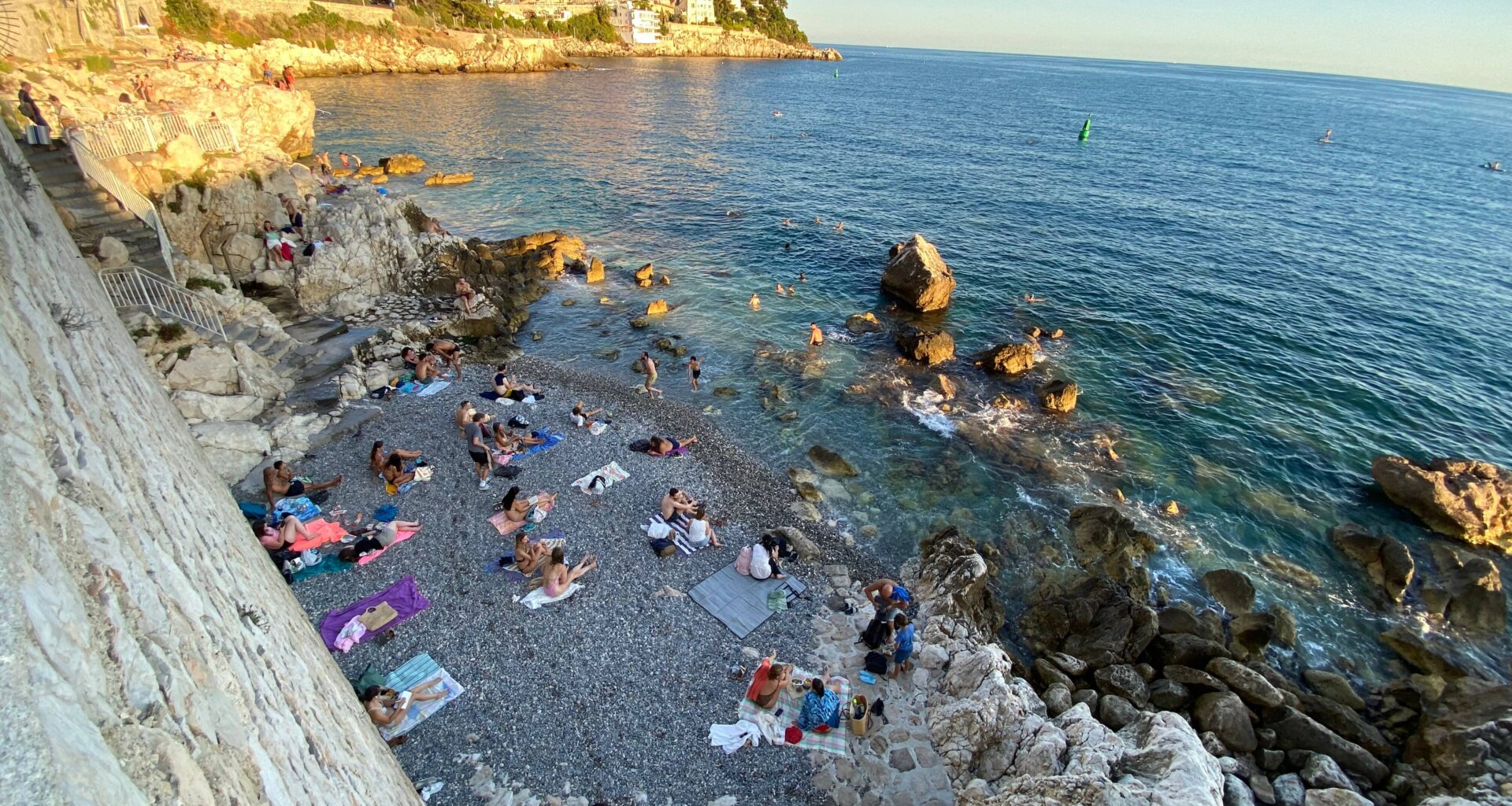 "Quand on vit en appartement, sans extérieur, on a besoin de ces endroits": ils aimeraient que les plages restent ouvertes plus tard à Nice