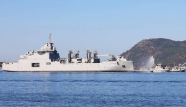 Un navire militaire flambant fait son arrivée dans la rade de Toulon, son nouveau port d'attache