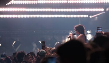 La chanteuse de Lulu Van Trapp, Rebecca Baby, proteste seins nus après avoir été agressée sexuellement pendant un concert – Libération