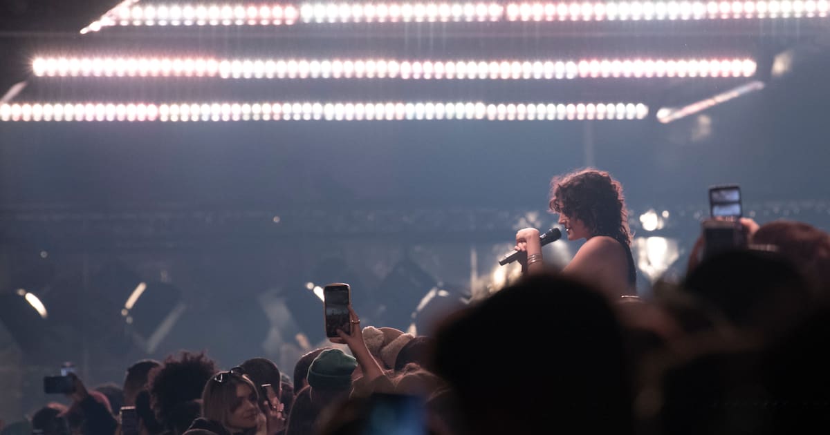 La chanteuse de Lulu Van Trapp, Rebecca Baby, proteste seins nus après avoir été agressée sexuellement pendant un concert – Libération