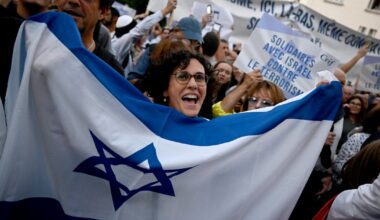 Lors de la manifestation parisienne, de nombreux juifs de France font part de leur angoisse face à une potentielle montée des actes antisémites.