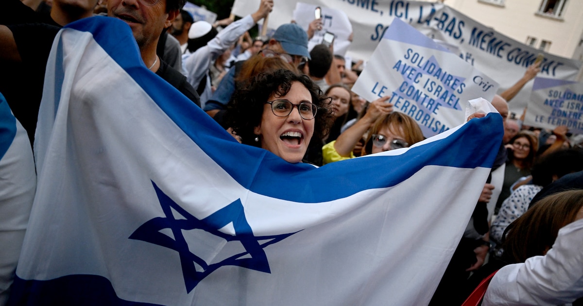 Lors de la manifestation parisienne, de nombreux juifs de France font part de leur angoisse face à une potentielle montée des actes antisémites.