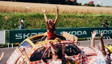 Le Tour de France vu de la caravane publicitaire : toutes fesses dehors - liberation.fr