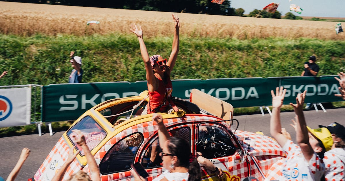 Le Tour de France vu de la caravane publicitaire : toutes fesses dehors - liberation.fr