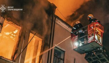 Dans cette photo fournie par les services d'urgenence ukrainiens, des pompiers éteignent un incendie dans un immeuble civile après une frappe russe dans la région de Vinnytsya dans la nuit de 15 au 16 juillet.