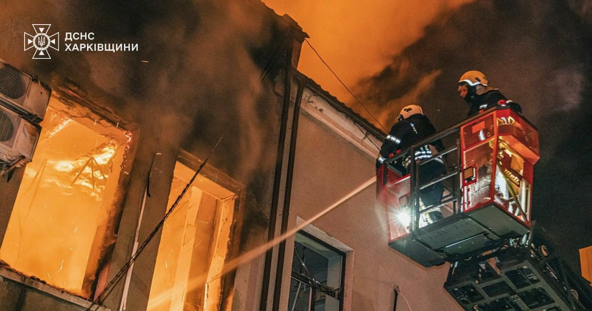 Dans cette photo fournie par les services d'urgenence ukrainiens, des pompiers éteignent un incendie dans un immeuble civile après une frappe russe dans la région de Vinnytsya dans la nuit de 15 au 16 juillet.