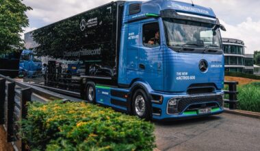 Mercedes amène ses F1 à Silverstone en camion électrique