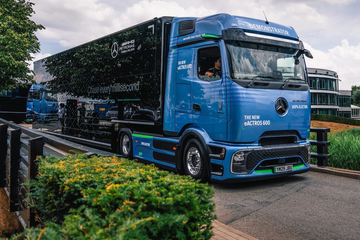 Mercedes amène ses F1 à Silverstone en camion électrique