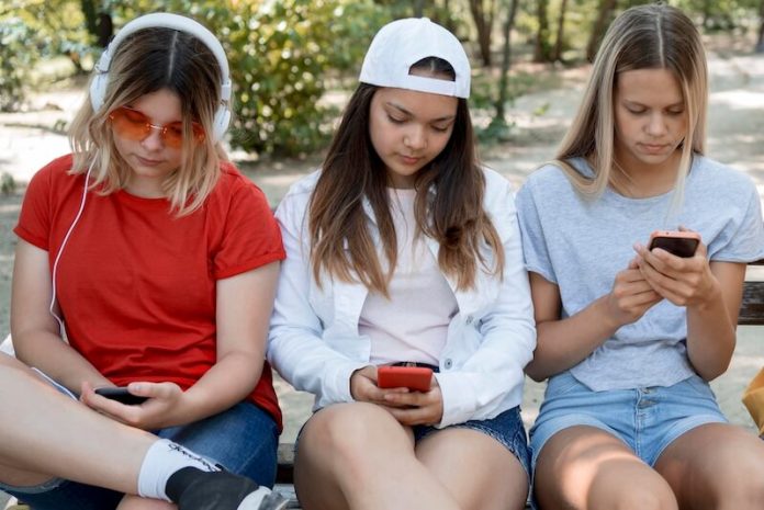 Etude americaine smartphone trop tot impact sante mentale ma sante Un groupe de jeunes filles avec leurs smartphones.