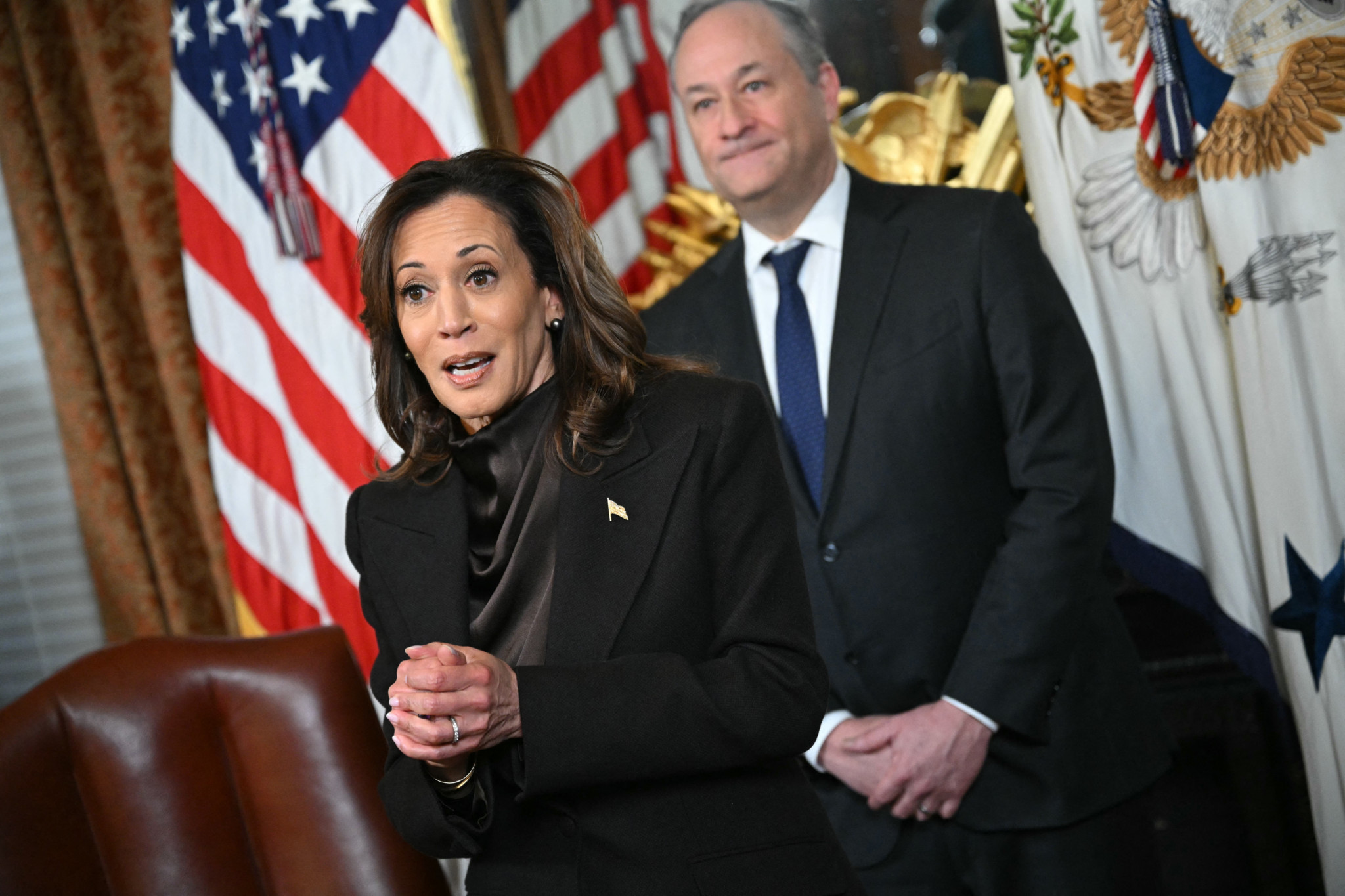 Kamala Harris, vice-présidente des États-Unis, parle avec Doug Emhoff à ses côtés lors d’une cérémonie de signature au Bureau Cérémonial de la Maison Blanche.