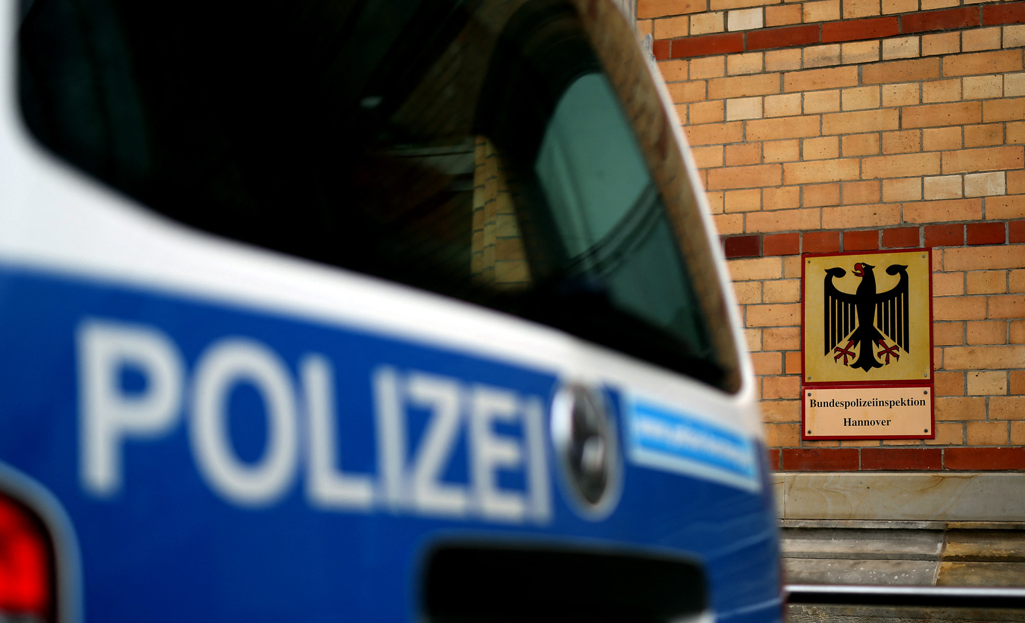 Une voiture de police devant l’entrée de la station de police fédérale à la gare centrale de Hanovre, Allemagne, le 18 mai 2015.