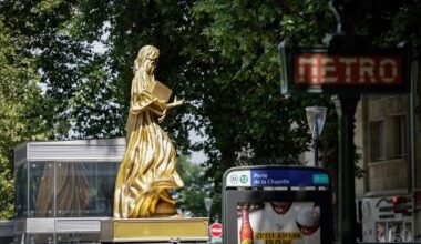 Paris : la première des 10 statues féminines de la cérémonie des JO installée rue de la Chapelle