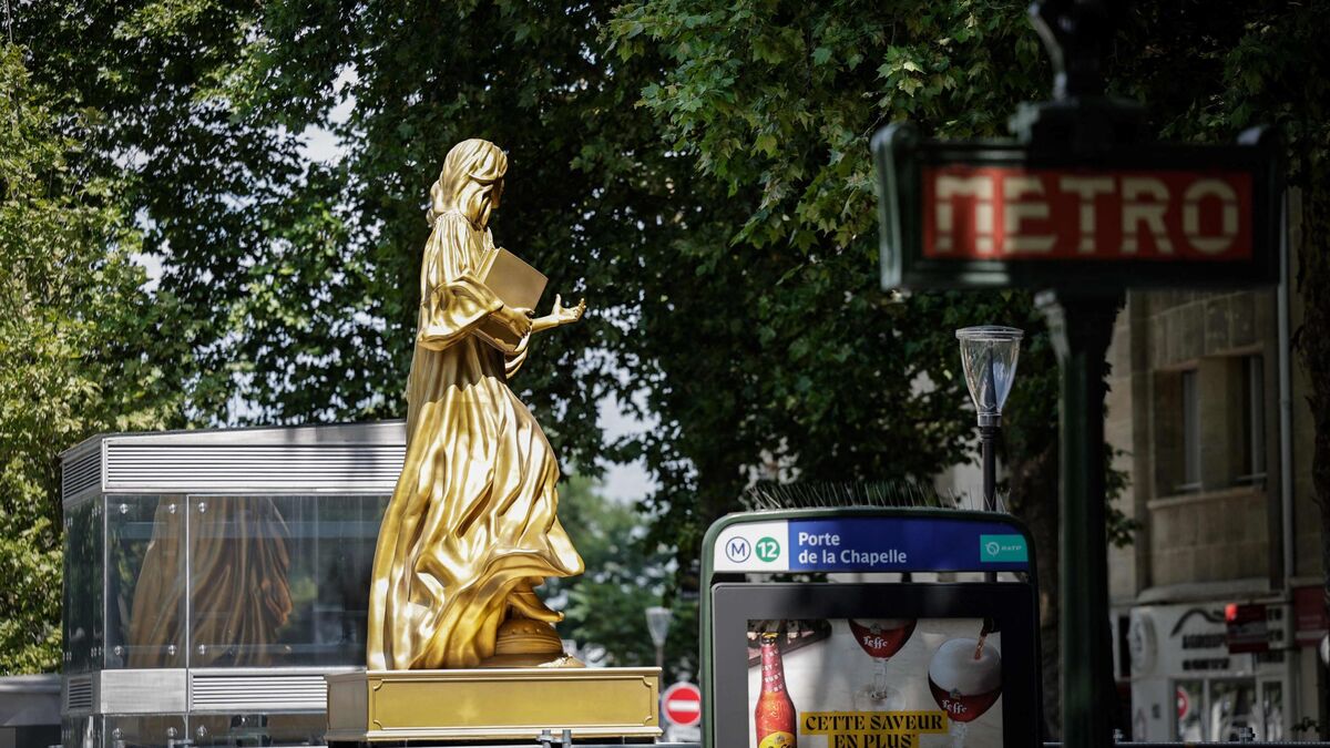 Paris : la première des 10 statues féminines de la cérémonie des JO installée rue de la Chapelle