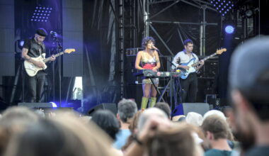 « Jusqu’à ce que ce soit normal » : agressée en plein concert, Rebecca Baby, la chanteuse du groupe Lulu Van Trapp se met seins nus pour dénoncer les violences sexistes