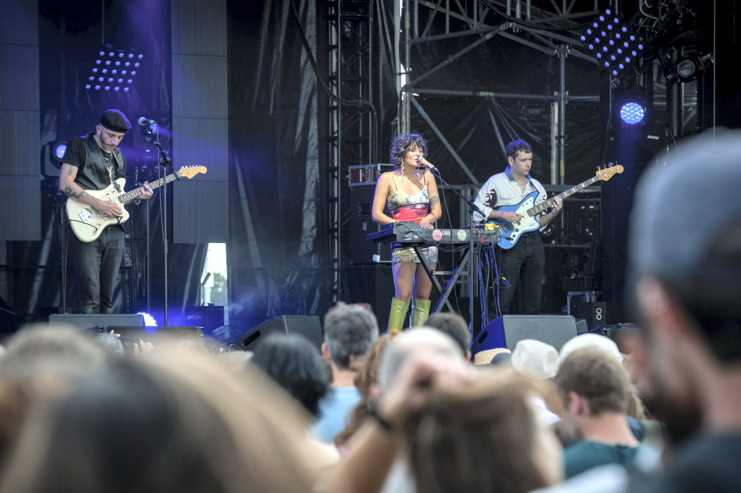 « Jusqu’à ce que ce soit normal » : agressée en plein concert, Rebecca Baby, la chanteuse du groupe Lulu Van Trapp se met seins nus pour dénoncer les violences sexistes