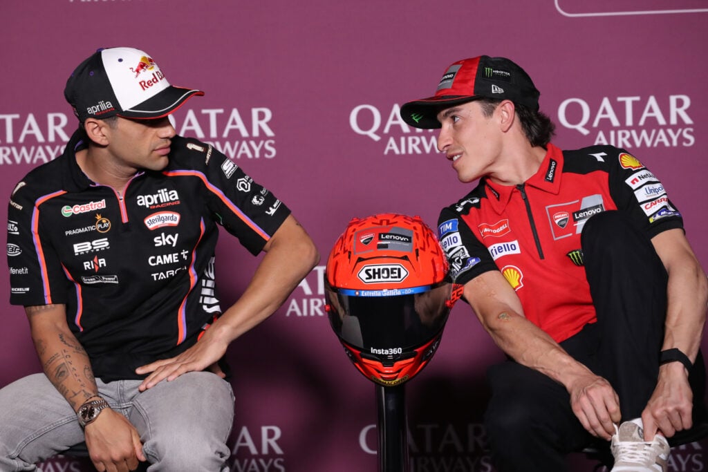 Marc Marquez de Ducati parle à Jorge Martin d'Aprilia